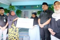 Bupati Sidoarjo Subandi menyerahkan santunan BPJS Ketenagakerjaan kepada keluarga korban kecelakaan kerja dan keluarga Kades Buncitan, Jumat (8/5/2026). (Foto Dok Ho/RadarBangsa.co.id)