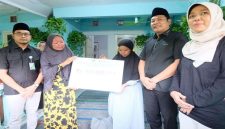Bupati Sidoarjo Subandi menyerahkan santunan BPJS Ketenagakerjaan kepada keluarga korban kecelakaan kerja dan keluarga Kades Buncitan, Jumat (8/5/2026). (Foto Dok Ho/RadarBangsa.co.id)