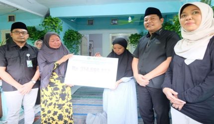 Bupati Subandi menyerahkan santunan BPJS Ketenagakerjaan kepada keluarga korban di Sidoarjo