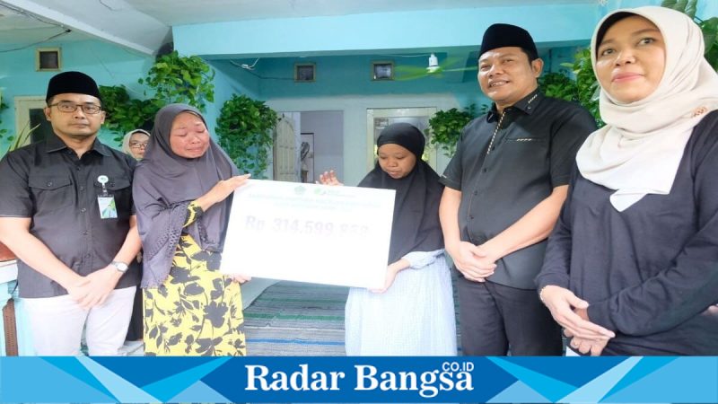 Bupati Sidoarjo Subandi menyerahkan santunan BPJS Ketenagakerjaan kepada keluarga korban kecelakaan kerja dan keluarga Kades Buncitan, Jumat (8/5/2026). (Foto Dok Ho/RadarBangsa.co.id)