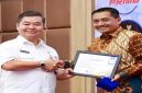 Kepala Dukcapil Bangkalan menerima penghargaan nasional perekaman KTP-el tertinggi, Rabu, 6 Mei 2026 (Foto Dok Ho/RadarBangsa.co.id)