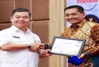 Kepala Dukcapil Bangkalan menerima penghargaan nasional perekaman KTP-el tertinggi, Rabu, 6 Mei 2026 (Foto Dok Ho/RadarBangsa.co.id)