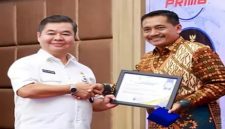 Kepala Dukcapil Bangkalan menerima penghargaan nasional perekaman KTP-el tertinggi, Rabu, 6 Mei 2026 (Foto Dok Ho/RadarBangsa.co.id)