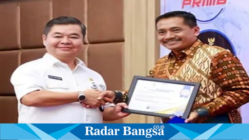 Kepala Dukcapil Bangkalan menerima penghargaan nasional perekaman KTP-el tertinggi, Rabu, 6 Mei 2026 (Foto Dok Ho/RadarBangsa.co.id)