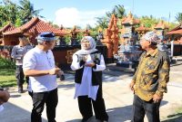  Bupati Banyuwangi, Ipuk Fiestiandani, saat mengunjungi Dusun Balian di Desa Patoman, Banyuwangi, yang dikenal sebagai kampung toleransi dan sentra ekonomi kreatif. Minggu, 10 Mei 2026 (Foto Dok Ho/RadarBangsa.co.id)
