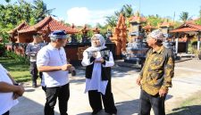  Bupati Banyuwangi, Ipuk Fiestiandani, saat mengunjungi Dusun Balian di Desa Patoman, Banyuwangi, yang dikenal sebagai kampung toleransi dan sentra ekonomi kreatif. Minggu, 10 Mei 2026 (Foto Dok Ho/RadarBangsa.co.id)
