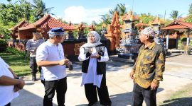  Bupati Banyuwangi, Ipuk Fiestiandani, saat mengunjungi Dusun Balian di Desa Patoman, Banyuwangi, yang dikenal sebagai kampung toleransi dan sentra ekonomi kreatif. Minggu, 10 Mei 2026 (Foto Dok Ho/RadarBangsa.co.id)
