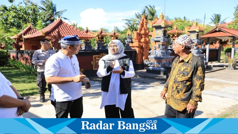  Bupati Banyuwangi, Ipuk Fiestiandani, saat mengunjungi Dusun Balian di Desa Patoman, Banyuwangi, yang dikenal sebagai kampung toleransi dan sentra ekonomi kreatif. Minggu, 10 Mei 2026 (Foto Dok Ho/RadarBangsa.co.id)