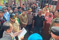 Aparat gabungan mengamankan proses eksekusi rumah dan lahan di Grati, Pasuruan, Kamis, 7 Mei 2026. (Foto Dok Ho/RadarBangsa.co.id)