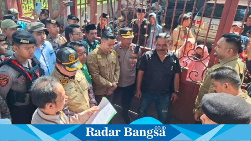 Aparat gabungan mengamankan proses eksekusi rumah dan lahan di Grati, Pasuruan, Kamis, 7 Mei 2026. (Foto Dok Ho/RadarBangsa.co.id)