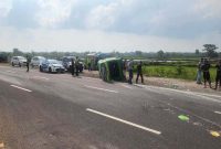 Petugas Satlantas Polres Lamongan mengevakuasi korban kecelakaan Elf di JLU Desa Sidorejo, Kecamatan Deket, Lamongan, Selasa, 19 Mei 2026. (Foto Dok Ho/RadarBangsa.co.id)