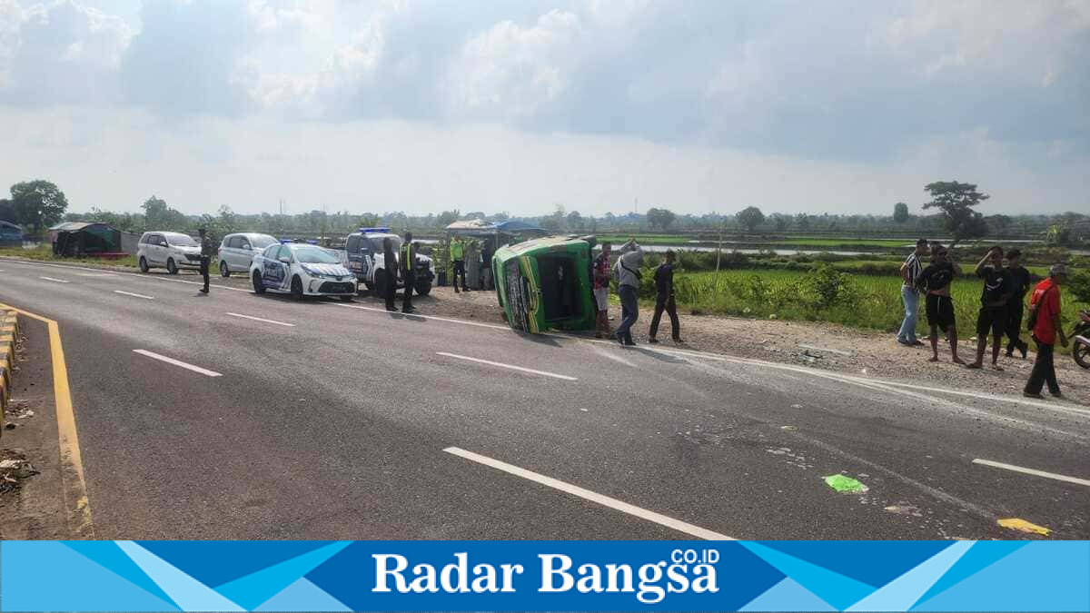 Petugas Satlantas Polres Lamongan mengevakuasi korban kecelakaan Elf di JLU Desa Sidorejo, Kecamatan Deket, Lamongan, Selasa, 19 Mei 2026. (Foto Dok Ho/RadarBangsa.co.id)