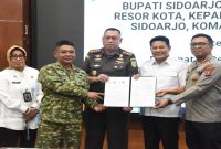 Forkopimda Sidoarjo menandatangani komitmen percepatan pembangunan KDKMP. Rabu, 29 April 2026.  (Foto Dok Ho/RadarBangsa.co.id)