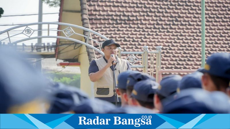 Bupati Pasuruan Mas Rusdi saat sidak kebersihan di SMPN 1 Purwosari, Senin (11/5/2026). (Foto Dok Ho/RadarBangsa.co.id)