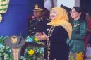 Gubernur Jawa Timur Khofifah Indar Parawansa saat memimpin Upacara Hardiknas 2026 di Gedung Negara Grahadi Surabaya, Minggu (4/5/2026). (Foto Dok Ho/RadarBangsa.co.id)