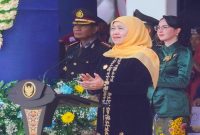 Gubernur Jawa Timur Khofifah Indar Parawansa saat memimpin Upacara Hardiknas 2026 di Gedung Negara Grahadi Surabaya, Minggu (4/5/2026). (Foto Dok Ho/RadarBangsa.co.id)