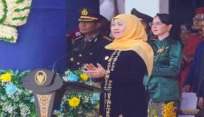 Gubernur Jawa Timur Khofifah Indar Parawansa saat memimpin Upacara Hardiknas 2026 di Gedung Negara Grahadi Surabaya, Minggu (4/5/2026). (Foto Dok Ho/RadarBangsa.co.id)