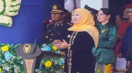 Gubernur Jawa Timur Khofifah Indar Parawansa saat memimpin Upacara Hardiknas 2026 di Gedung Negara Grahadi Surabaya, Minggu (4/5/2026). (Foto Dok Ho/RadarBangsa.co.id)