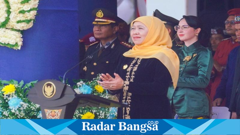 Gubernur Jawa Timur Khofifah Indar Parawansa saat memimpin Upacara Hardiknas 2026 di Gedung Negara Grahadi Surabaya, Minggu (4/5/2026). (Foto Dok Ho/RadarBangsa.co.id)