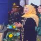 Gubernur Jawa Timur Khofifah Indar Parawansa saat memimpin Upacara Hardiknas 2026 di Gedung Negara Grahadi Surabaya, Minggu (4/5/2026). (Foto Dok Ho/RadarBangsa.co.id)