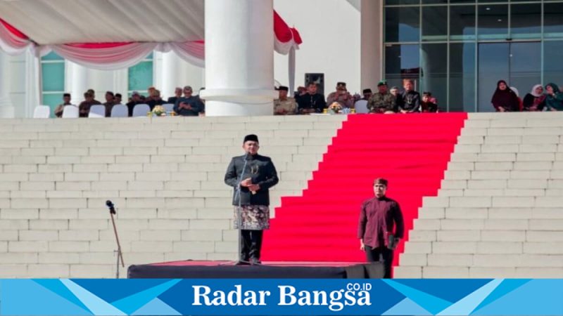 Bupati Pasuruan Rusdi Sutejo memimpin Upacara Hari Pendidikan Nasional di halaman Kantor Bupati Pasuruan, Sabtu, 2 Mei 2026. (Foto Dok Ho/RadarBangsa.co.id)