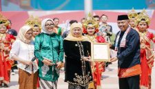 Gubernur Jawa Timur Khofifah Indar Parawansa saat peluncuran Sekolah Berintegritas di Grahadi, Senin (4/5/2026). (Foto Dok Ho/RadarBangsa.co.id)