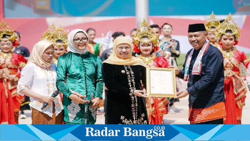 Gubernur Jawa Timur Khofifah Indar Parawansa saat peluncuran Sekolah Berintegritas di Grahadi, Senin (4/5/2026). (Foto Dok Ho/RadarBangsa.co.id)