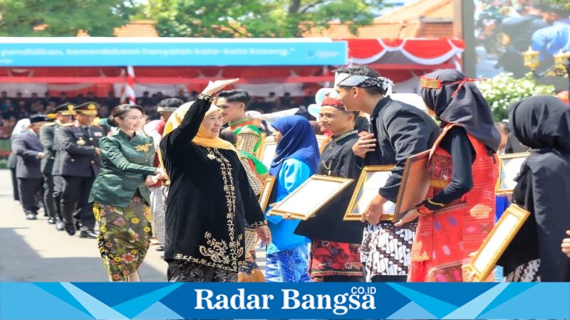 Gubernur Khofifah saat peluncuran Sekolah Berintegritas di Grahadi, Surabaya, Senin (4/5/2026). (Foto Dok Ho/RadarBangsa.co.id)