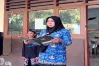 Kepala SDN Sumberbendo Mantup Lamongan, Suparmi SPd, memimpin upacara Hardiknas, Sabtu (2/5/2026) (Foto Dok Ho/RadarBangsa.co.id).