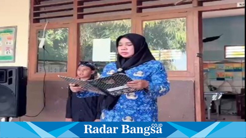Kepala SDN Sumberbendo Mantup Lamongan, Suparmi SPd, memimpin upacara Hardiknas, Sabtu (2/5/2026) (Foto Dok Ho/RadarBangsa.co.id).