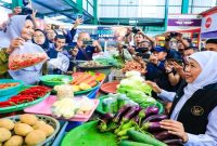 Gubernur Jawa Timur Khofifah Indar Parawansa meninjau harga dan ketersediaan bahan pokok di Pasar Klojen, Kota Malang, Jumat, 30 Mei 2025. (Foto Dok Ho/RadarBangsa.co.id)