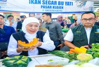 Gubernur Jawa Timur Khofifah Indar Parawansa meninjau ketersediaan bahan pokok di Pasar Klojen, Kota Malang, Jumat, 30 Mei 2025. (Foto Dok Ho/RadarBangsa.co.id)