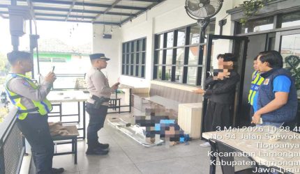 Polisi lakukan olah TKP kasus pengunjung kafe meninggal mendadak di Lamongan