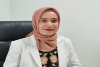 Dokter spesialis penyakit dalam konsultan ginjal hipertensi RSUD H. Moh. Ruslan Mataram, dr. Nunuk, mengedukasi masyarakat soal bahaya hipertensi dalam peringatan Hari Hipertensi Sedunia 2026. (Foto Dok Ho/RadarBangsa.co.id)