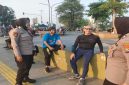 (kiri) Iptu Detti anggota Polwan Polresta Sidoarjo mengamankan Car Free Day di Alun-alun Sidoarjo, Minggu (10/5/2026). (Foto Dok Ho/RadarBangsa.co.id)