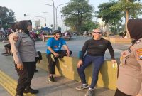 (kiri) Iptu Detti anggota Polwan Polresta Sidoarjo mengamankan Car Free Day di Alun-alun Sidoarjo, Minggu (10/5/2026). (Foto Dok Ho/RadarBangsa.co.id)