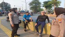 (kiri) Iptu Detti anggota Polwan Polresta Sidoarjo mengamankan Car Free Day di Alun-alun Sidoarjo, Minggu (10/5/2026). (Foto Dok Ho/RadarBangsa.co.id)