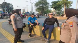 (kiri) Iptu Detti anggota Polwan Polresta Sidoarjo mengamankan Car Free Day di Alun-alun Sidoarjo, Minggu (10/5/2026). (Foto Dok Ho/RadarBangsa.co.id)