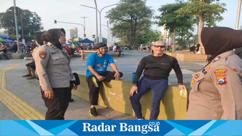 (kiri) Iptu Detti anggota Polwan Polresta Sidoarjo mengamankan Car Free Day di Alun-alun Sidoarjo, Minggu (10/5/2026). (Foto Dok Ho/RadarBangsa.co.id)