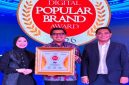 Perwakilan JNE menerima penghargaan Golden Brand of The Year 2026 dan Indonesia Digital Popular Brand Award 2026 di Jakarta, Senin (28/4/2026). (Foto Dok Ho/RadarBangsa.co.id)