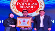 Perwakilan JNE menerima penghargaan Golden Brand of The Year 2026 dan Indonesia Digital Popular Brand Award 2026 di Jakarta, Senin (28/4/2026). (Foto Dok Ho/RadarBangsa.co.id)
