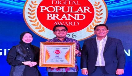 Perwakilan JNE menerima penghargaan Golden Brand dan Digital Popular Brand Award 2026 di Jakarta