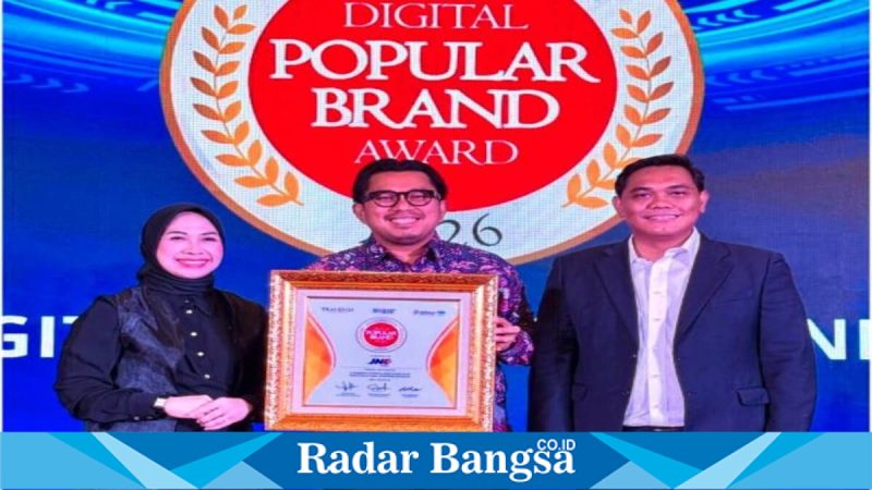 Perwakilan JNE menerima penghargaan Golden Brand of The Year 2026 dan Indonesia Digital Popular Brand Award 2026 di Jakarta, Senin (28/4/2026). (Foto Dok Ho/RadarBangsa.co.id)