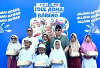 JNE dan TIKI menggelar kurban 30 sapi serta membagikan ribuan besek kepada masyarakat di Jakarta Timur. Kamis, 28 Mei 2026. (Foto Dok Ho/RadarBangsa.co.id)