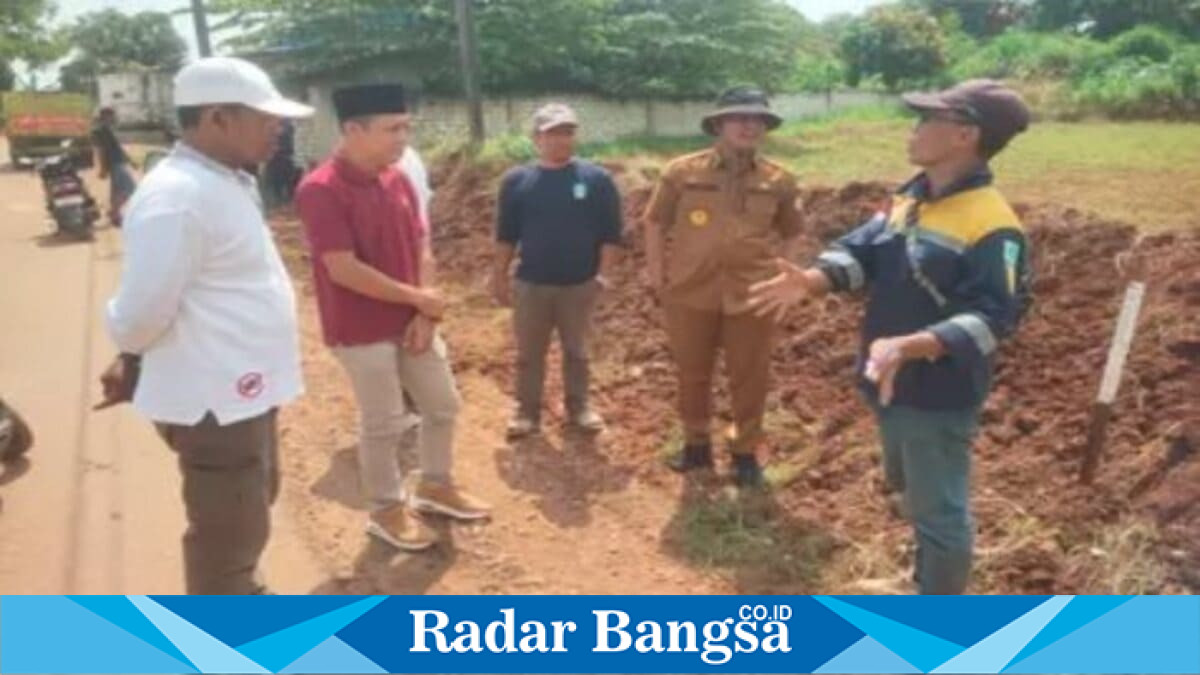 Bupati Bangkalan Lukman Hakim meninjau pengerjaan perbaikan jalan Pelakaran–Binoh yang menghubungkan Arosbaya dan Burneh. Selasa, 26 Mei 2026 (Foto Dok Ho/RadarBangsa.co.id)