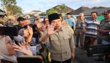 Bupati Jember Gus Fawait saat meninjau perbaikan jalan di Kencong, Senin (4/5/2026). (Foto Dok Ho/RadarBangsa.co.id)