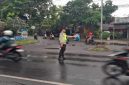 Petugas Polsek Tikung melakukan pengaturan lalu lintas dalam kegiatan Commander Wish di Simpang Tiga Tikung dan Simpang Tiga Pule, Senin (4/5/2026). (Foto Dok Ho/RadarBangsa.co.id)