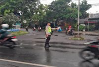 Petugas Polsek Tikung melakukan pengaturan lalu lintas dalam kegiatan Commander Wish di Simpang Tiga Tikung dan Simpang Tiga Pule, Senin (4/5/2026). (Foto Dok Ho/RadarBangsa.co.id)