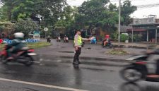 Petugas Polsek Tikung melakukan pengaturan lalu lintas dalam kegiatan Commander Wish di Simpang Tiga Tikung dan Simpang Tiga Pule, Senin (4/5/2026). (Foto Dok Ho/RadarBangsa.co.id)