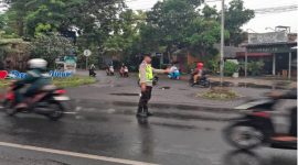Petugas Polsek Tikung melakukan pengaturan lalu lintas dalam kegiatan Commander Wish di Simpang Tiga Tikung dan Simpang Tiga Pule, Senin (4/5/2026). (Foto Dok Ho/RadarBangsa.co.id)